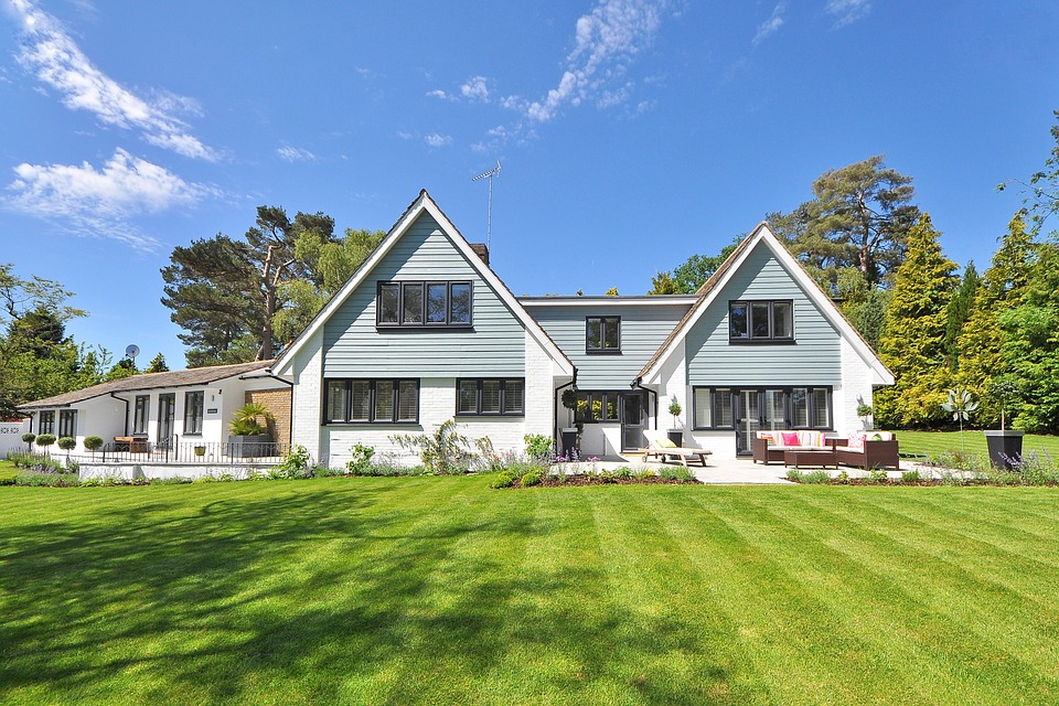 Grande maison moderne en bois