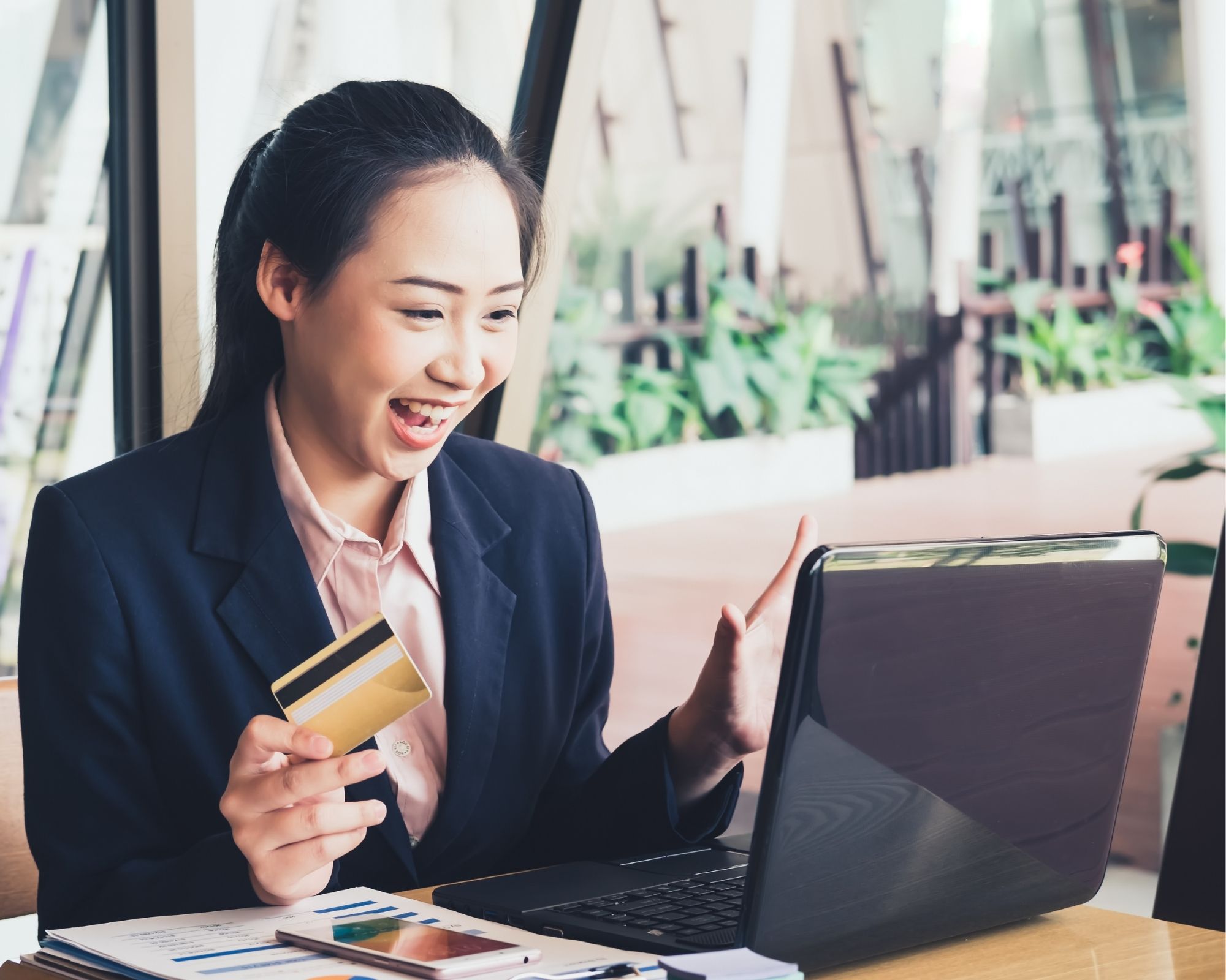 Femme utilisant une banque en ligne